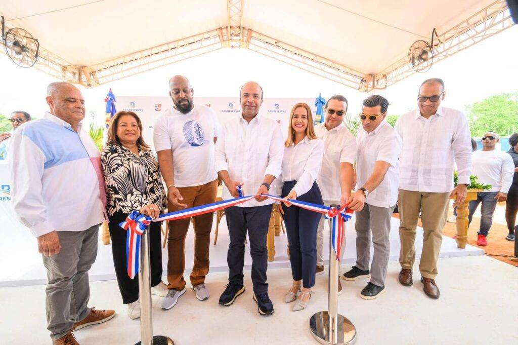 Banreservas remoza estadio de softball de San Luis y parque infantil de SPM, eldigital.com.do