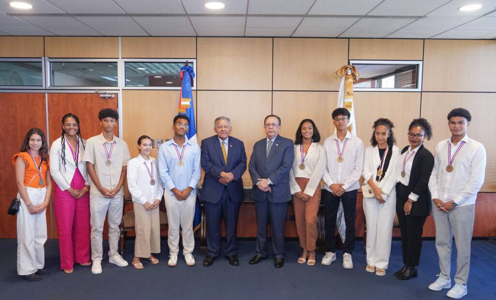 Gobernador Valdez Albizu recibió la visita del embajador Juan Bolívar Díaz y estudiantes meritorios de España, eldigital.com.do