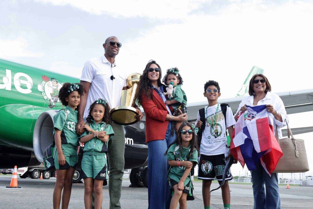 Llegó Al Horford con el trofeo de campeón de la NBA y su familia, eldigital.com.do