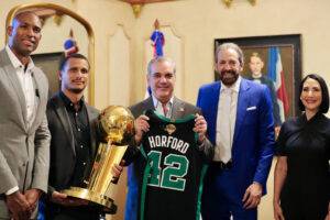 Presidente condecora con la Orden del Mérito de Duarte, Sánchez y Mella en el Grado de Caballero a Al Horford, eldigital.com.do