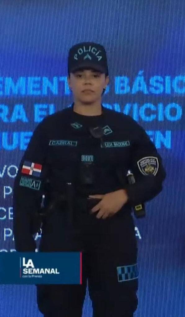 el nuevo uniforme de la Policía; tendrá código QR. El digital.com.do