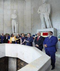 Banco Central deposita ofrenda floral en el Altar de la Patria por los 212 años nacimiento de Duarte, eldigital.com.do