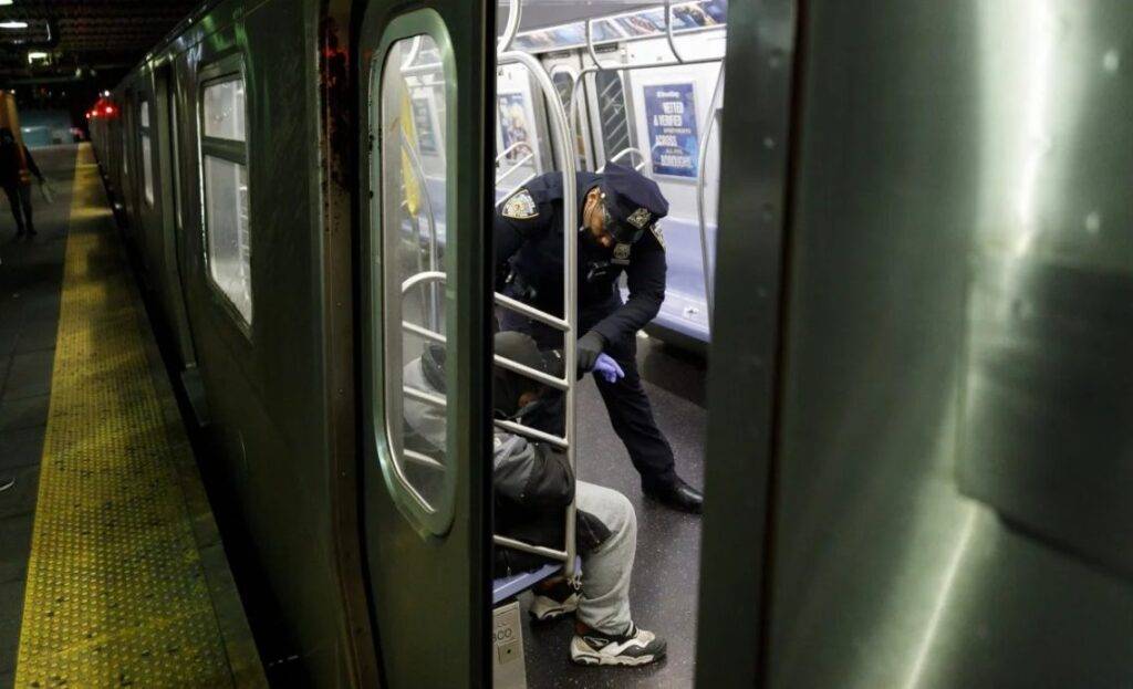 Policía de Nueva York crea unidad para castigar a quienes orinan o mendigan en el metro, eldigital.com.do