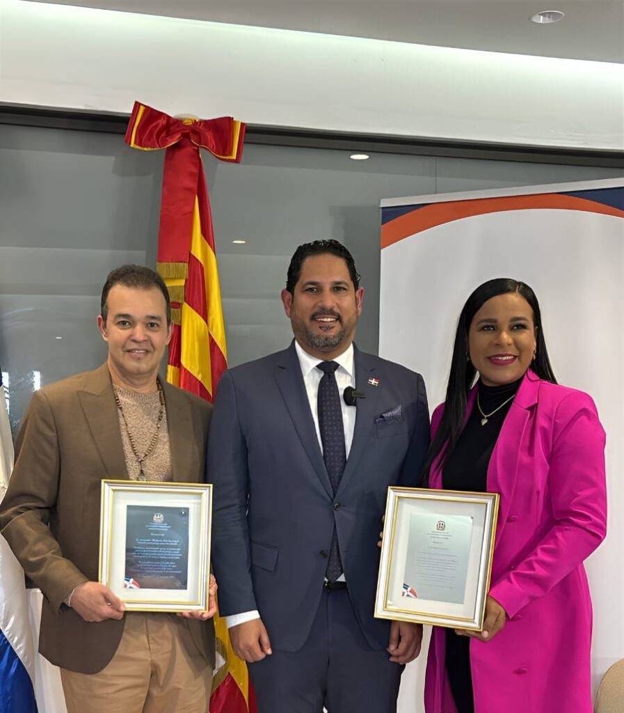 Consulado de RD en Barcelona reconoce trayectoria de Alex Bueno y Colombia Alcántara, eldigital.com.do