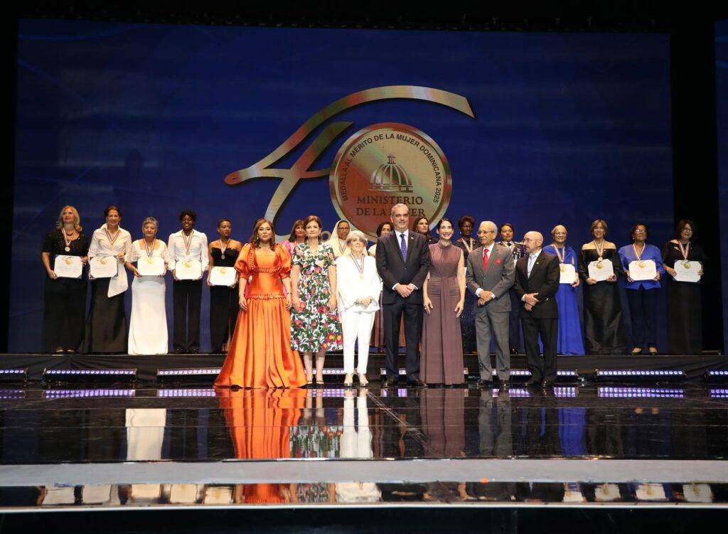Presidente Abinader otorga la Medalla al Mérito de la Mujer a 16 dominicanas por su destacada trayectoria, eldigital.com.do