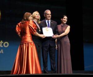 Presidente Abinader otorga la Medalla al Mérito de la Mujer a 16 dominicanas por su destacada trayectoria, eldigital.com.do