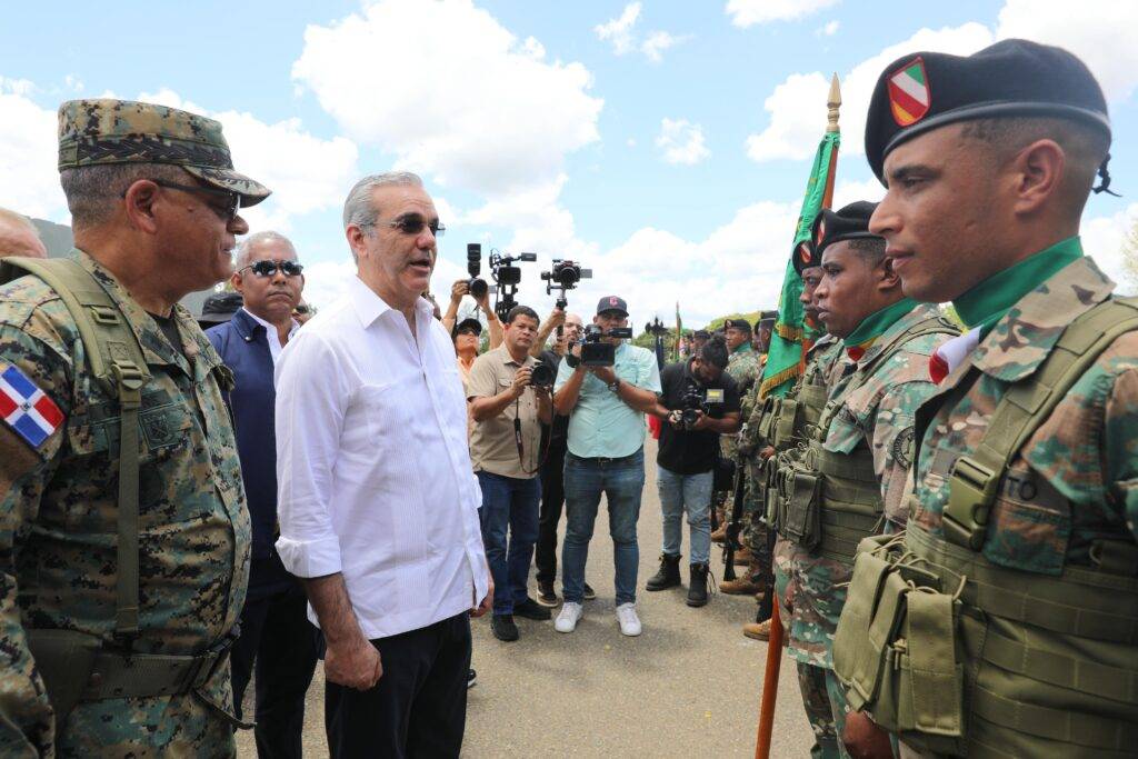 El presidente viaja a la frontera hoy día de la Revolución de Abril; pide a los militares "ser los ojos de la patria, eldigital.com.do