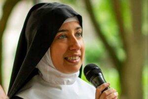 Abadesa “demasiado linda para monja” fue expulsada y su reclamo sacude a la Iglesia, eldigital.com.do