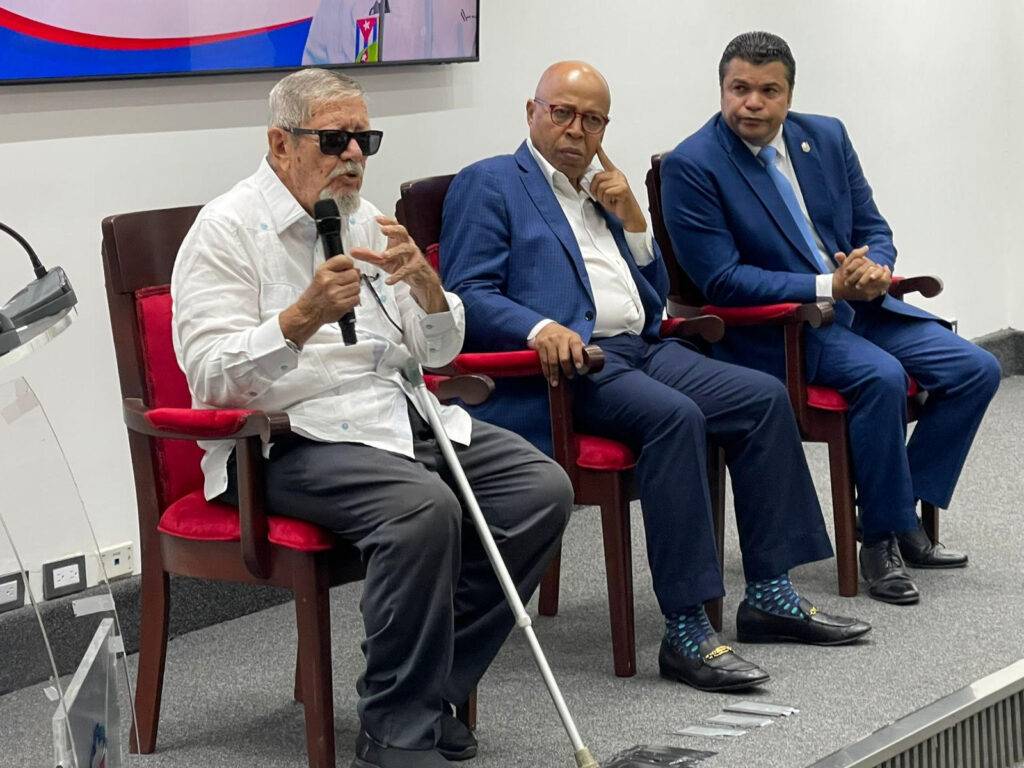 Cámara de Diputados entrega pergamino de reconocimiento a Delio Gómez Ochoa, eldigital.com.do