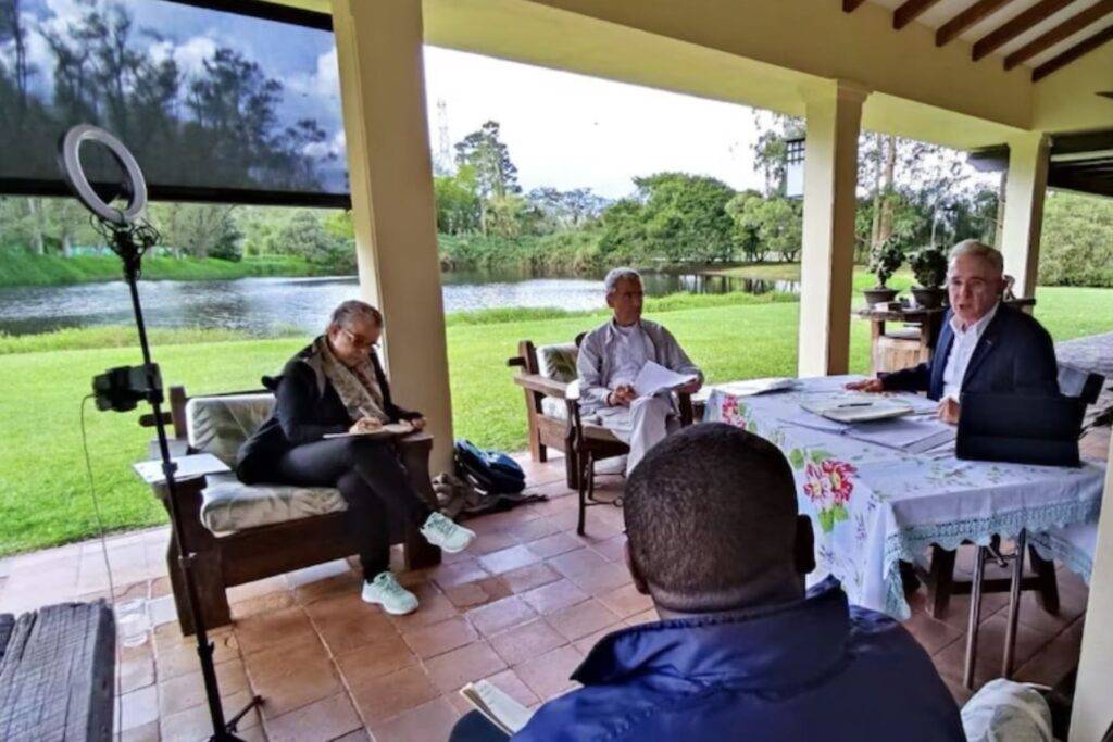 Una finca ubicada en el municipio de Rionegro, en el noroeste de Colombia, con un lago artificial, caballerizas que albergan ejemplares de paso fino y generosos espacios para recreación, será el lugar donde el expresidente Álvaro Uribe (2002-2010) purgará la pena de 12 años de prisión domiciliaria por perpetrar fraude procesal y soborno en actuación penal. eldigital.com.do