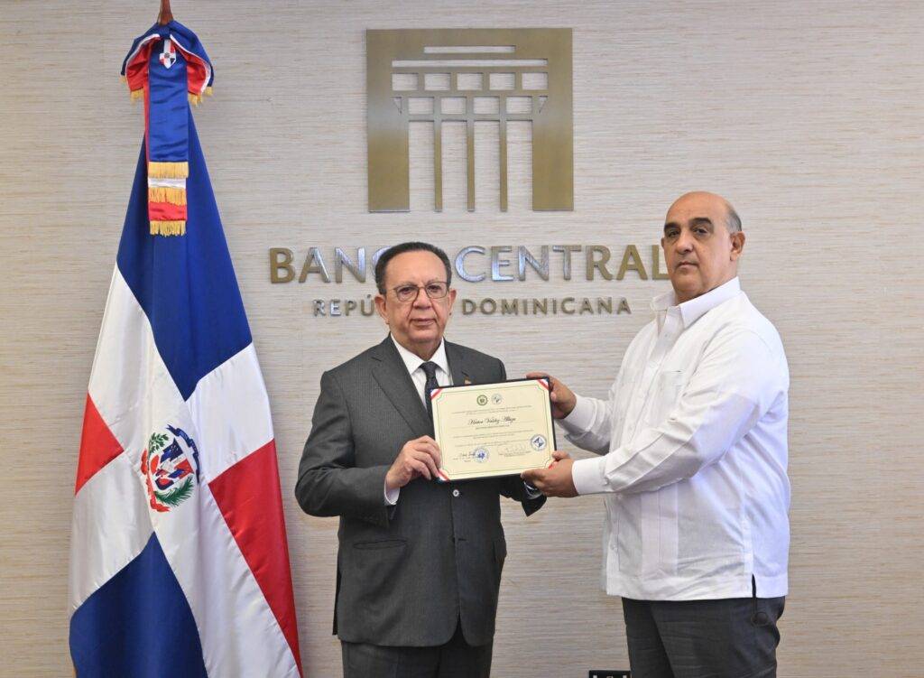 Gobernador Valdez Albizu recibe un reconocimiento del Colegio Dominicano de Economistas, eldigital.com.do