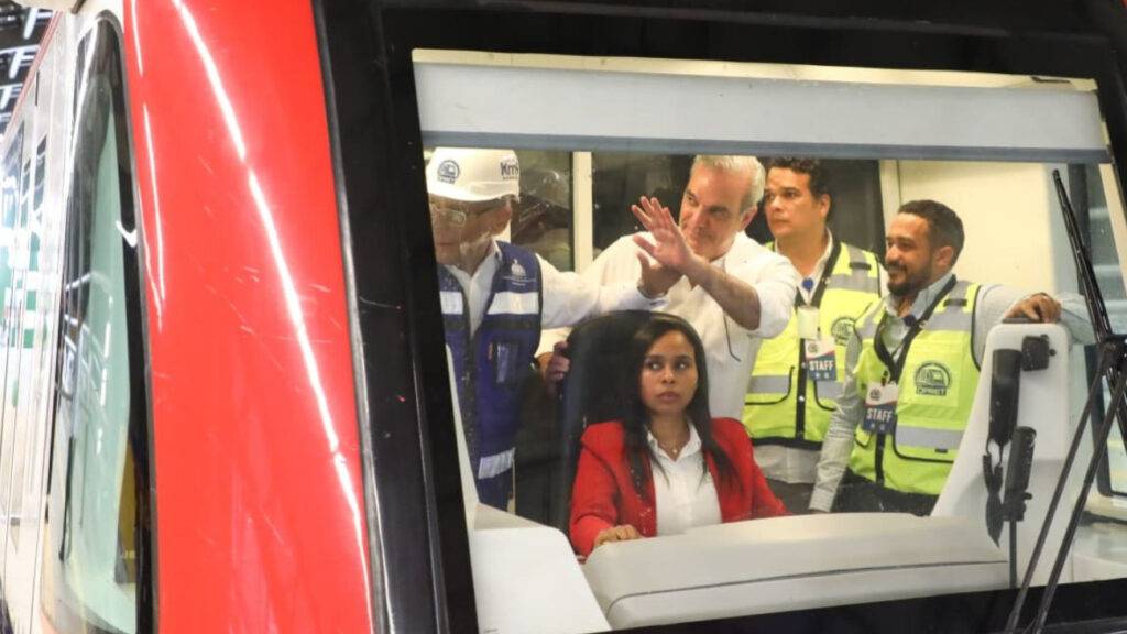 Abinader se 'monta' en el Metro de Los Alcarrizos; dice es seguro, eldigital.com.do