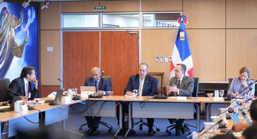 Gobernador Valdez Albizu y ministro Magín Díaz se reúnen con la misión del Artículo IV del FMI, eldigital.com.do