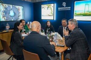 Banreservas reafirma liderazgo en inversiones turísticas en Miches tras negociaciones en Top Resa, eldigital.com.do
