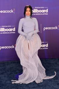 Moda contrastante y multicolor brilla en la alfombra azul de los Latin Billboard 2025, eldigital.com.do