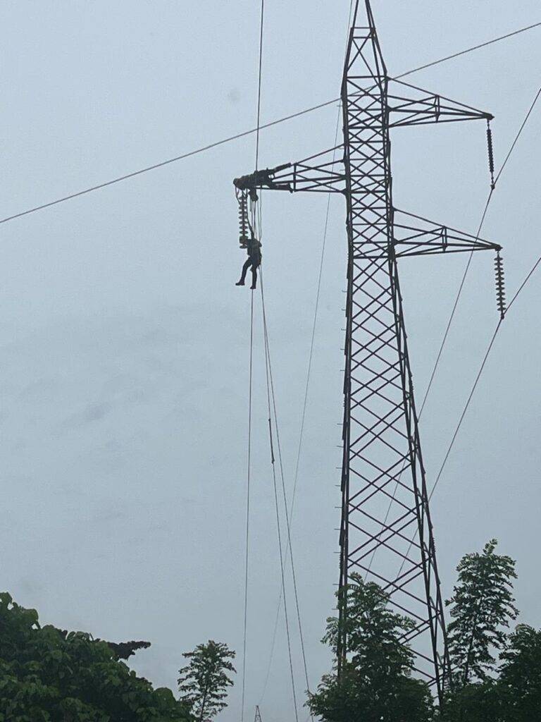 ETED informa brigadas trabajan bajo lluvia para corregir avería en línea Dajao-Monte Plata