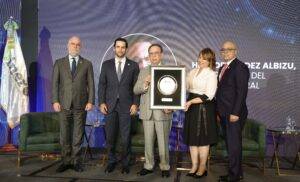 Foro Económico elDinero 2025 reconoce al gobernador del Banco Central y apuesta a República Dominicana como hub logístico, eldigital.com.do