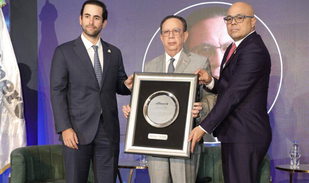 Foro Económico elDinero 2025 reconoce al gobernador del Banco Central y apuesta a República Dominicana como hub logístico, eldigital.com.do
