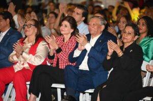 Vicepresidenta Raquel Peña y Leonardo Aguilera inauguran Villa Navidad en Santiago, el,digital.com.do