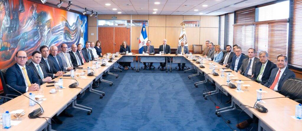 Valdez Albizu pasa balance al desempeño financiero con presidentes de los bancos múltiples, eldigital.com.do