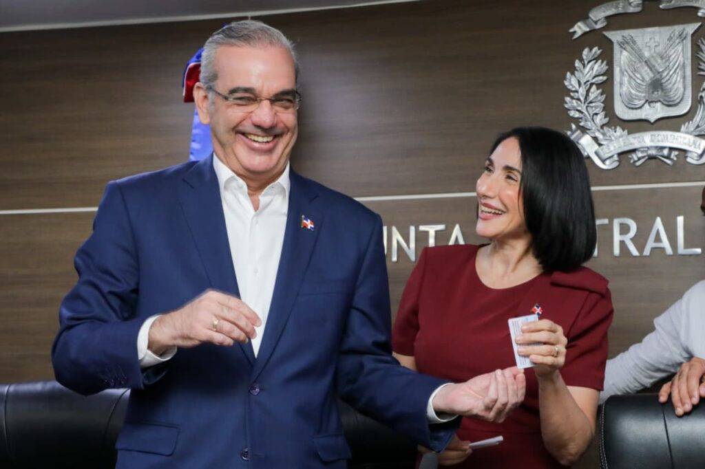 Presidente Abinader y primera dama reciben la primera cédula de identidad y electoral emitida por la JCE, eldigital.com.do