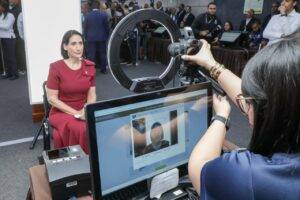 Presidente Abinader y primera dama reciben la primera cédula de identidad y electoral emitida por la JCE, eldigital.com.do