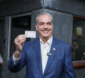 Presidente Abinader y primera dama reciben la primera cédula de identidad y electoral emitida por la JCE, eldigital.com.do