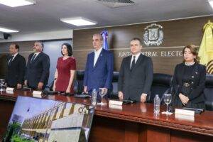 Presidente Abinader y primera dama reciben la primera cédula de identidad y electoral emitida por la JCE, eldigital.com.do
