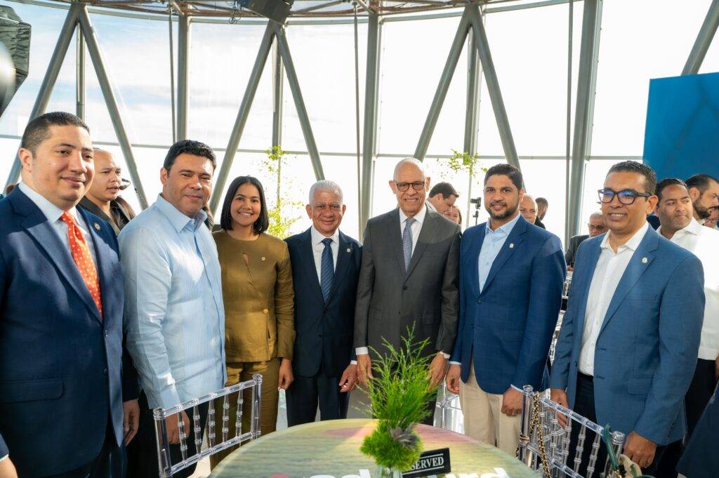 Presidente del Senado, Ricardo de los Santos, recibe reconocimiento de ADOTURD por su apoyo al deporte dominicano, eldigital.com.do