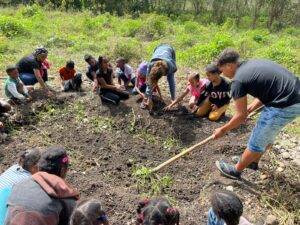 Niños de la Mini-Facultad en Rancho la Guardia reciben orientación de expertos en suelos cultivables, eldigital.com.do