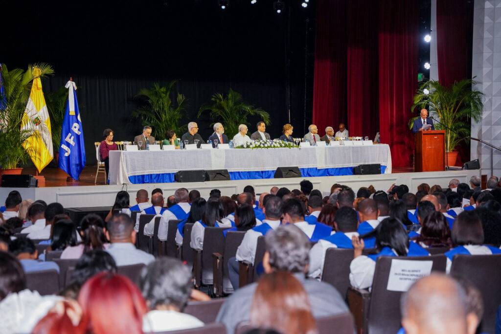 El instituto José Francisco Peña Gómez graduó otros 914 alumnos en su XV investidura ordinaria , eldigital.com.do