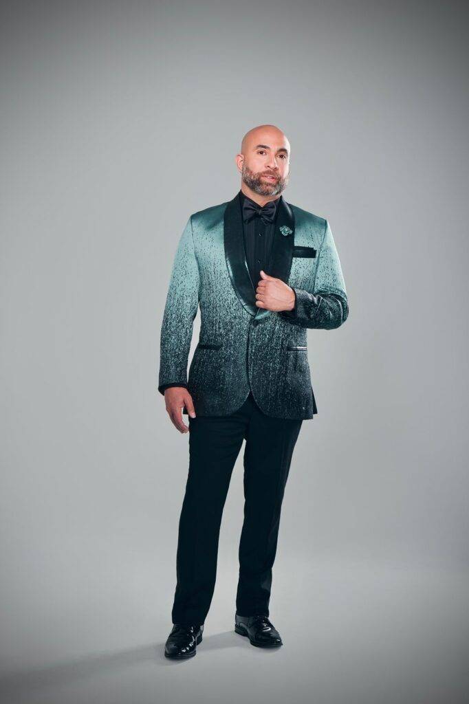 Irving Alberti en un atrevido traje color esmeralda, eldigital.com.do