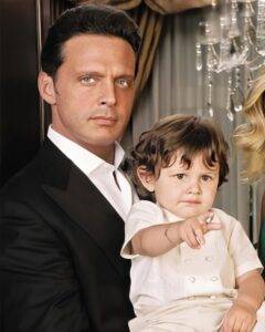 ¡Igualito al padre! revelan fotos del hijo mayor de Luis Miguel con Aracely Arámbula, eldigital.com.do
