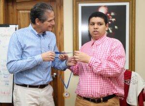 Mesa de Diálogo por el Autismo otorgó Medalla por la Inclusión a Oscar Villanueva, eldigital.com.do