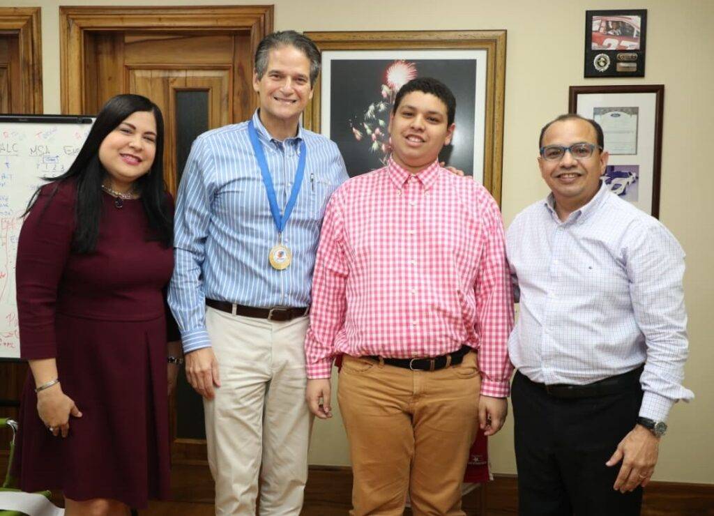 Mesa de Diálogo por el Autismo otorgó Medalla por la Inclusión a Oscar Villanueva, eldigital.com.do