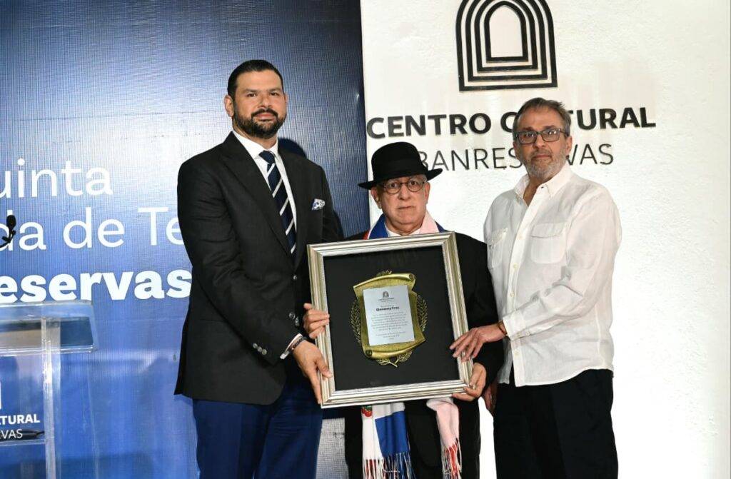 Banreservas reconoce a Giovanny Cruz por su trayectoria y aportes a la escena dominicana, eldigital.com.do