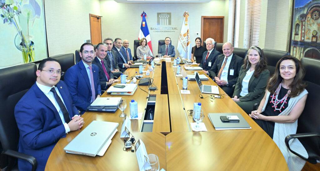 Valdez Albizu recibe delegación de la Oficina de Asistencia Técnica del Departamento del Tesoro de EE. UU., eldigital.com.do