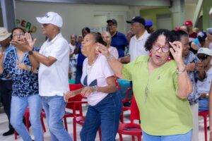 El merenguero Rafa Rosario lleva alegría al Centro Integral para Adultos Mayores Ciudad Juan Bosch, eldigital.com.do