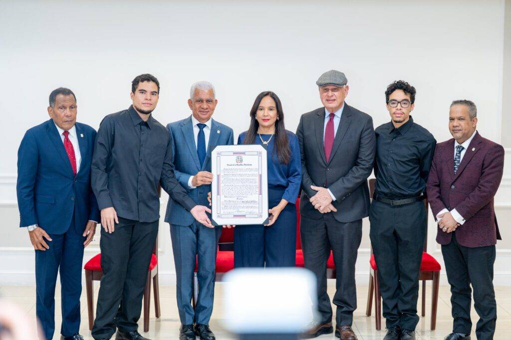 Senado rinde homenaje póstumo al cineasta René Fortunato por su legado histórico y cultural, eldigital.com.do