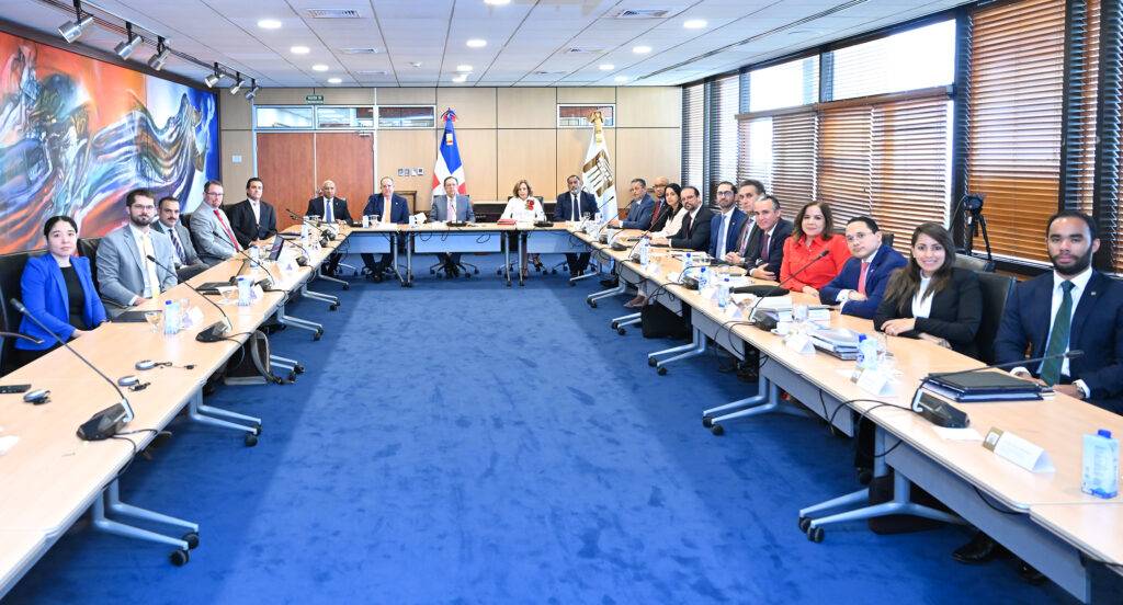 Gobernador Valdez Albizu y ministro Magín Díaz se reúnen con misión del FMI para iniciar ‘Staff Visit’ con la República Dominicana, eldigital.com.do