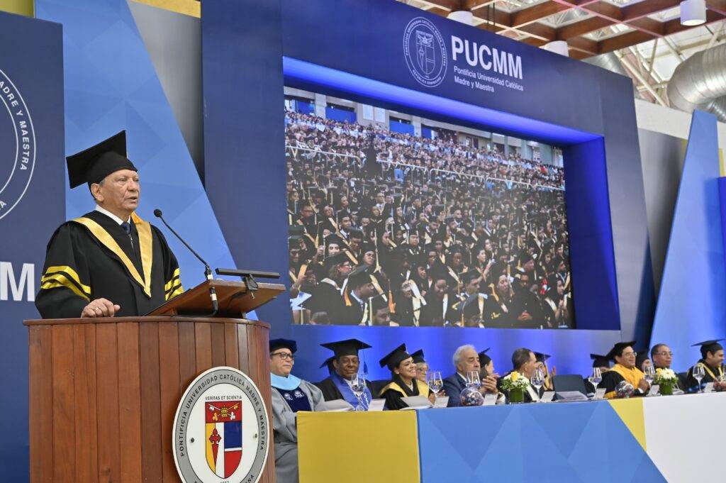 Doctor Leonardo Aguilera exhorta a 1,149 graduados de la PUCMM a ser visionarios y valorar la ética, eldigital.com.do