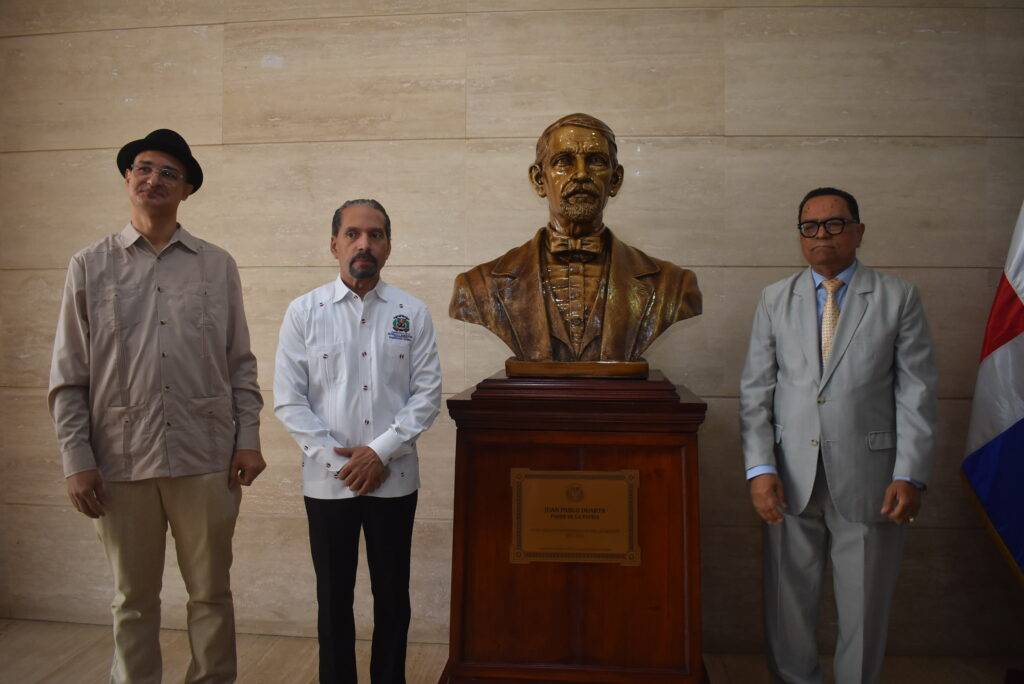 Efemérides Patrias dona busto de Juan Pablo Duarte a la Biblioteca Nacional, eldigital.com.do