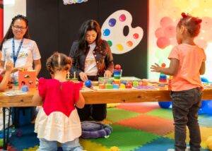 Pinceles, pinturas, papel y trazos creativos en el campamento de verano “Nosotros Divertidos” de la Procuraduría General, eldigital.com.do
