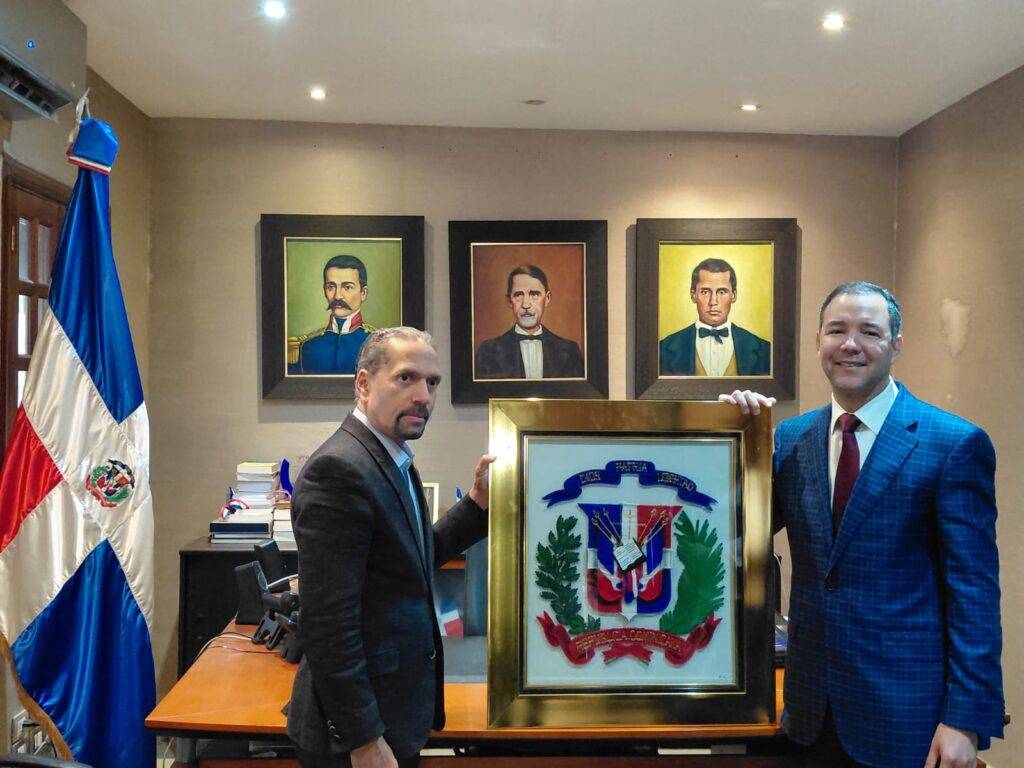 El presidente de Efemérides Patrias, Juan Pablo Uribe, recibe la visita de Johnny Pujols, secretario General del PLD, eldigital.com.do