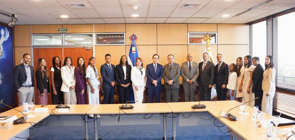 Valdez Albizu recibió la visita del embajador Tony Raful y estudiantes meritorios de origen dominicano en España Valdez Albizu recibió la visita del embajador Tony Raful y estudiantes meritorios de origen dominicano en España, eldigital.com.do
