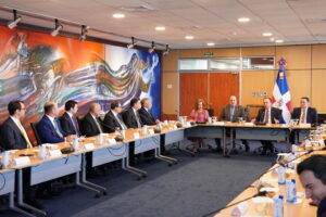 Valdez Albizu, Magín Díaz y Sanz Lovatón pasan revista a la
economía junto a presidentes de la banca múltiple, eldigital.com.do