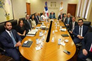 Valdez Albizu recibe a ejecutivos regionales de BLADEX, eldigital.com.do