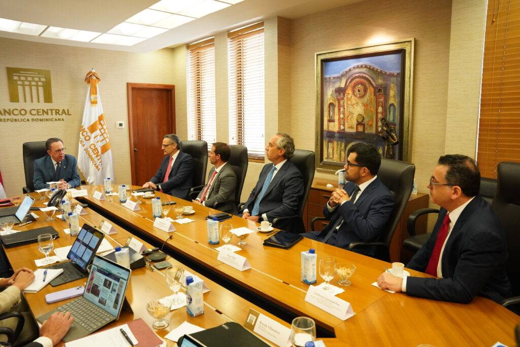 Valdez Albizu recibe a ejecutivos regionales de BLADEX, eldigital.com.do