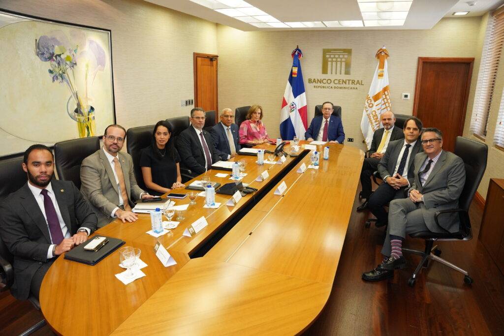 Gobernador Valdez Albizu recibe a representantes de J.P. Morgan, eldigital.com.do