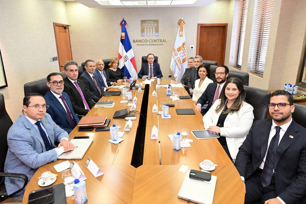 Valdez Albizu se reúne con altos ejecutivos de MasterCard Valdez Albizu se reúne con altos ejecutivos de MasterCard, eldigital.com.do